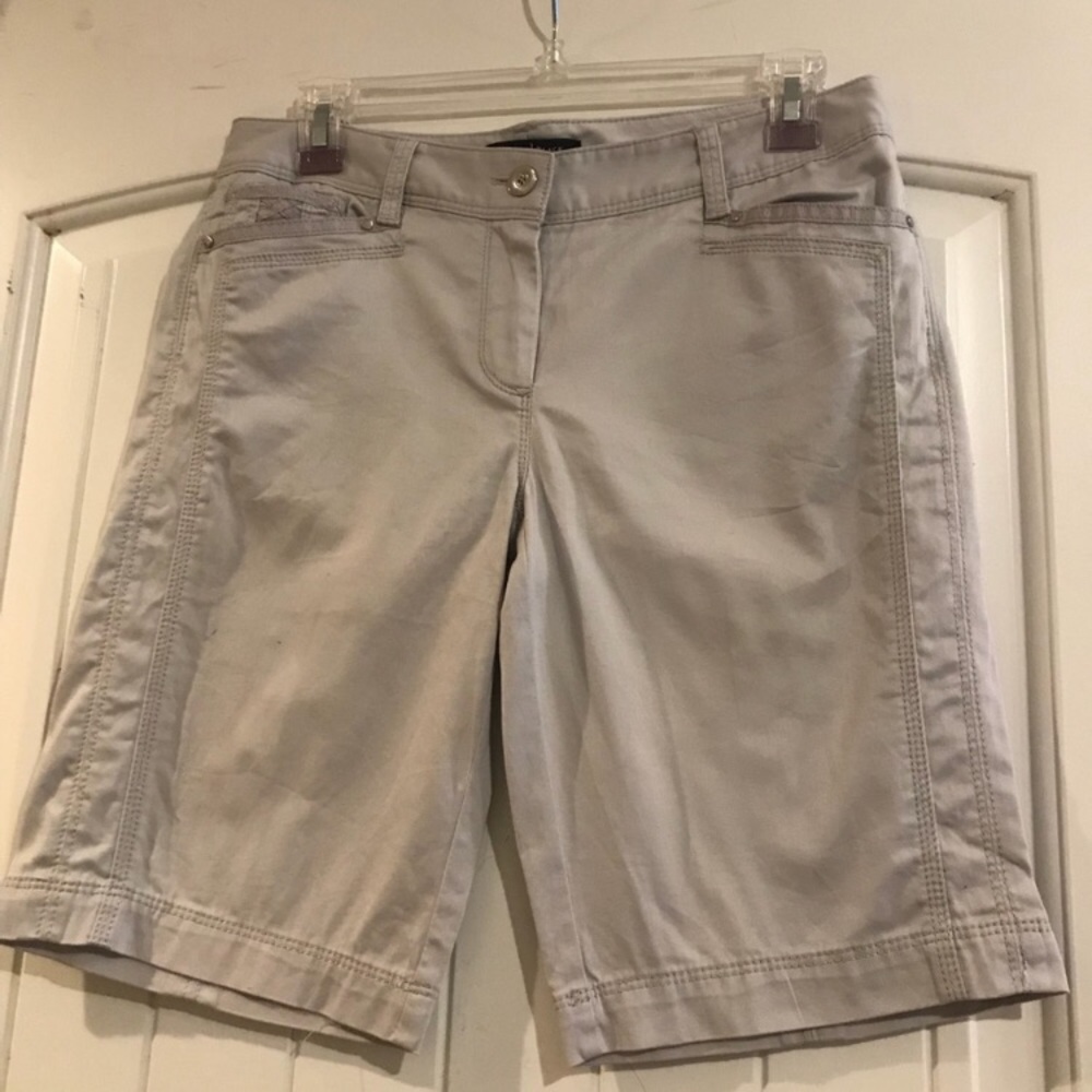 🌼3/$30🌼 WHBM Gray Bermuda Shorts Size 2